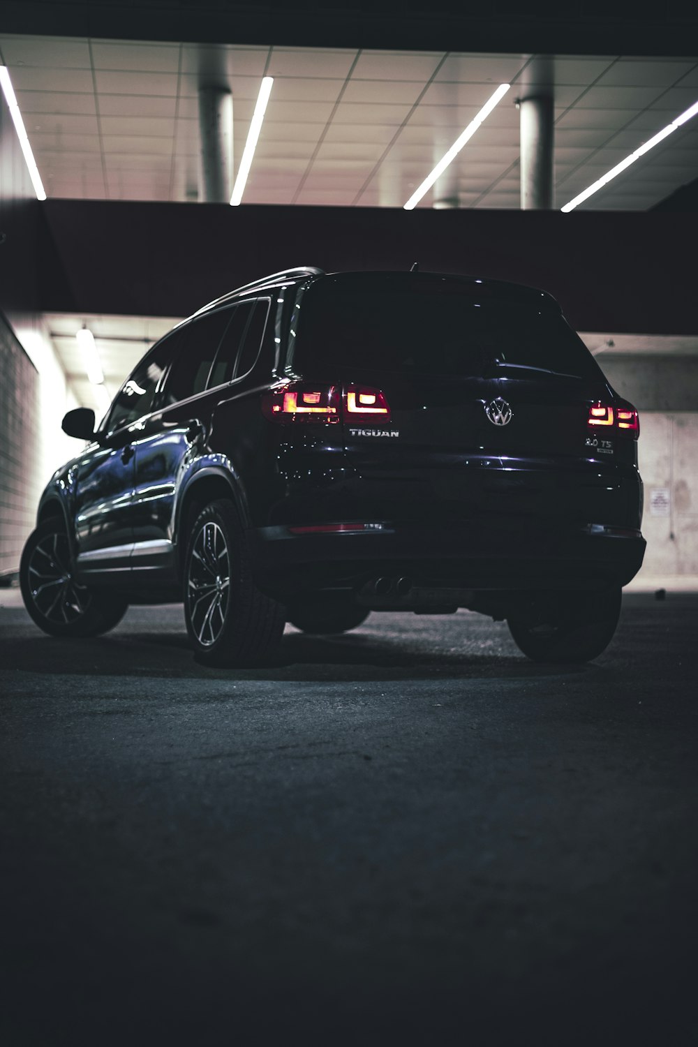 Estacionamiento de SUV negro dentro del edificio