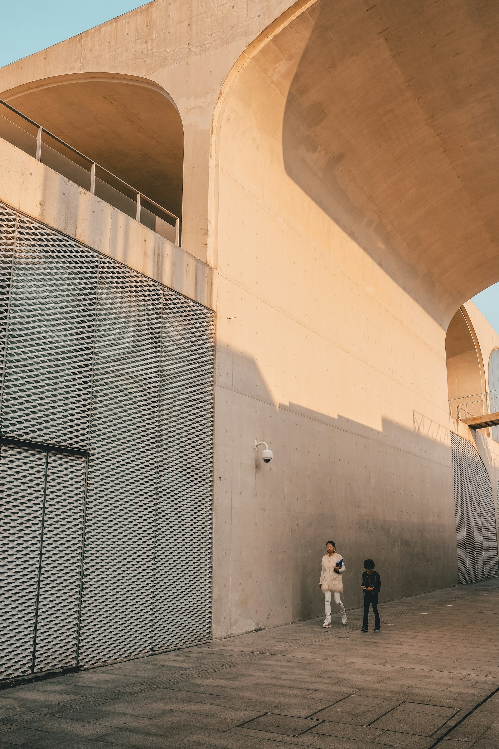 Fujifilm X-Pro2 + Fujifilm XF 23mm F2 R WR sample photo. Two persons walking on photography