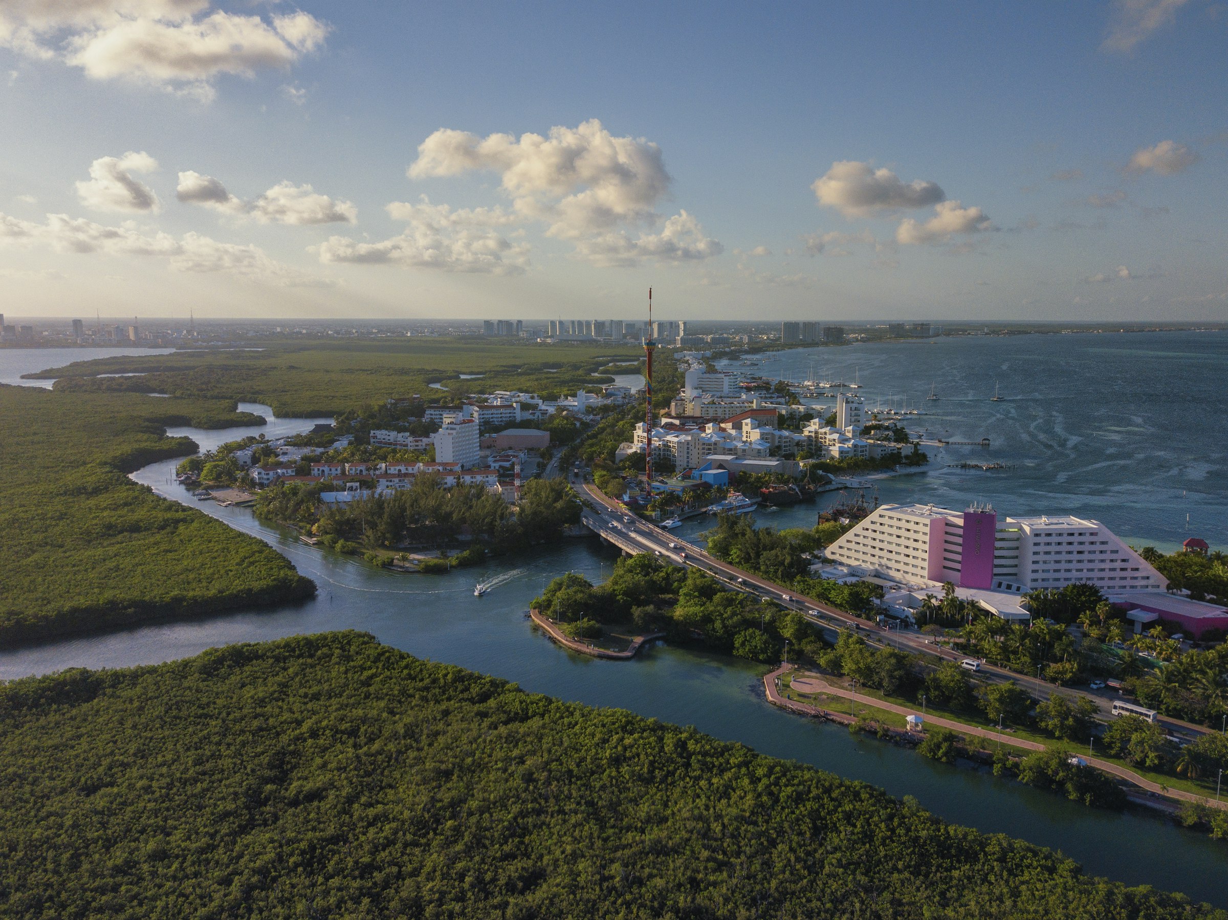 Vista aérea del bulevar Kukulcán y la Zona Hotelera de Cancún.
