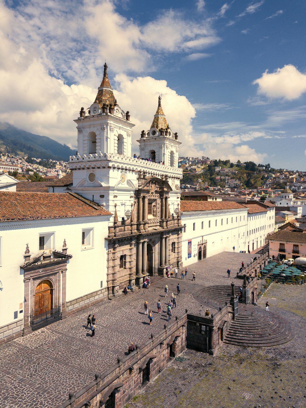 Vista do edifício pintado de branco e marrom durante o dia