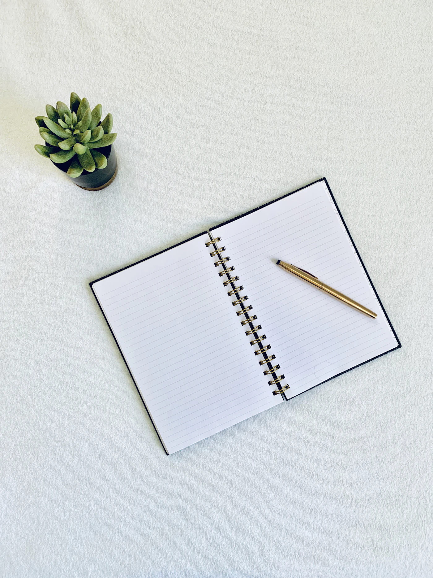 Offenes Notizbuch mit Stift als Symbol für eine OP-Rauchfrei-Checkliste