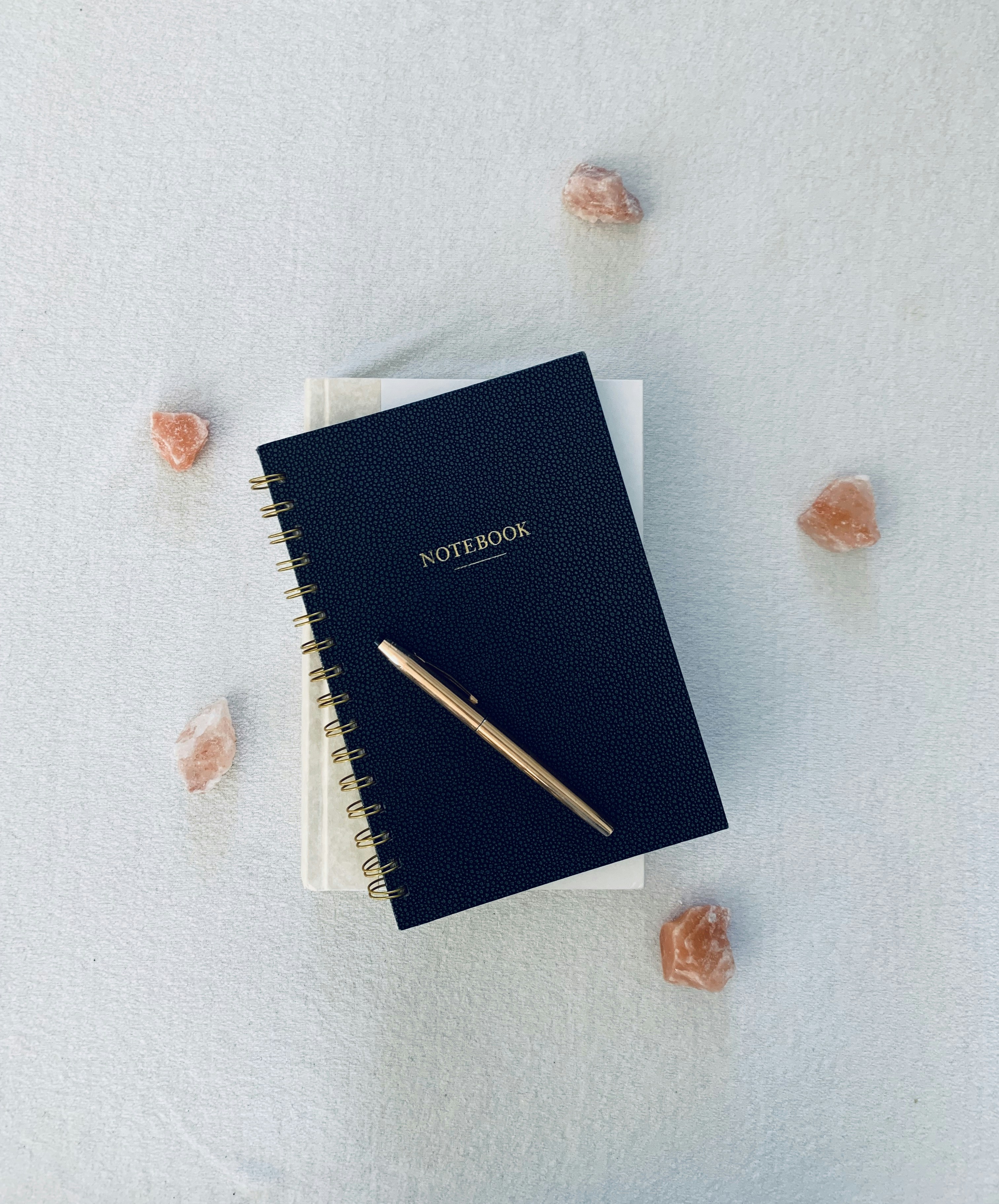 黒いノートにペンの写真 Unsplashで見つける黒の無料写真