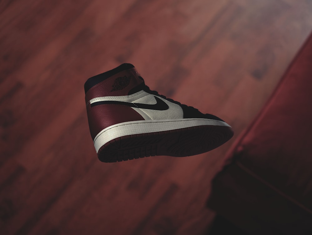 weißer und roter Air Jordan 1 Sneaker