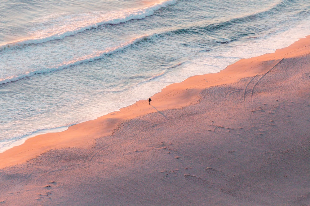 personne vue aérienne debout sur le bord de la mer