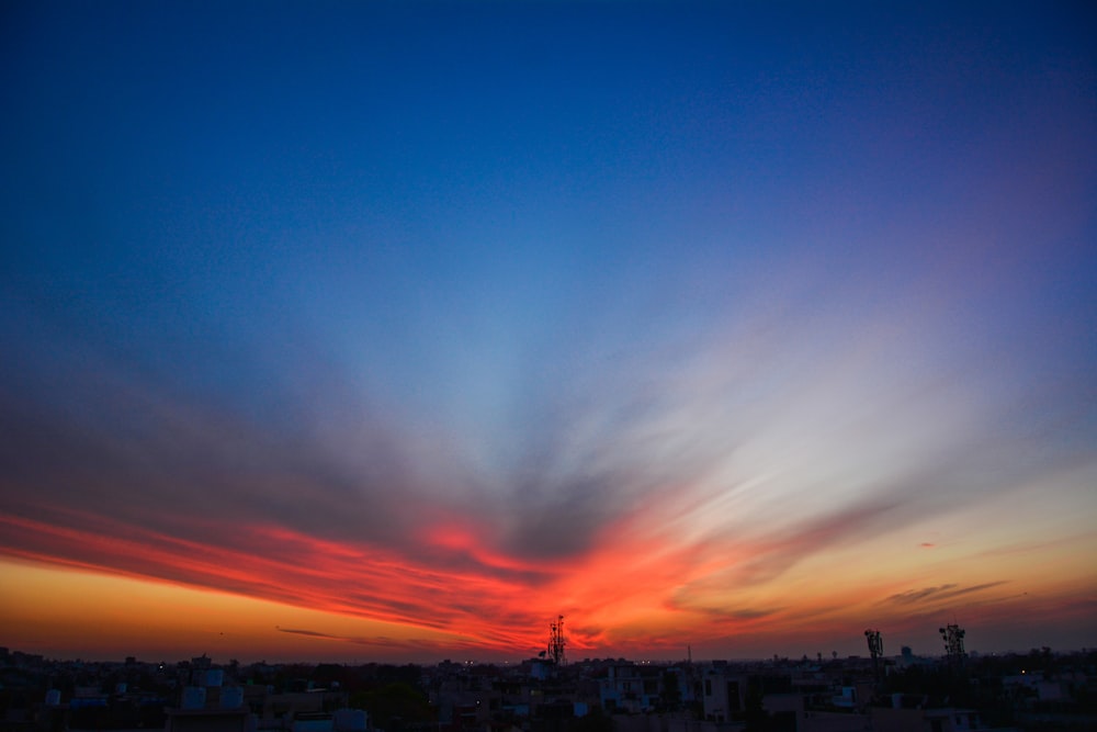 空に雲とカラフルな夕日