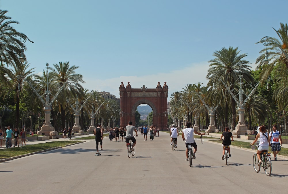 personas corriendo y montando en bicicleta sobre cemento