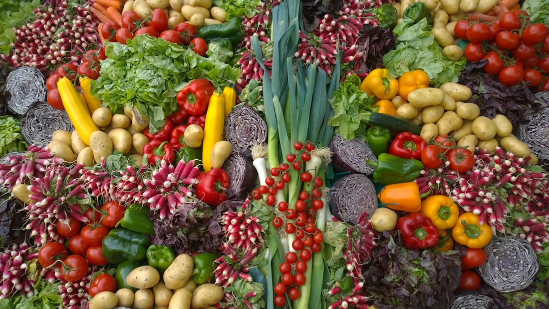 Légumes de saison posés sur un plan de travail