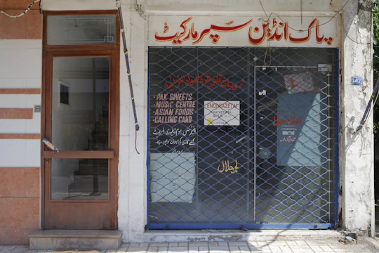 Shopfront secured with custom high-security locks offered by a2p sécurité team.