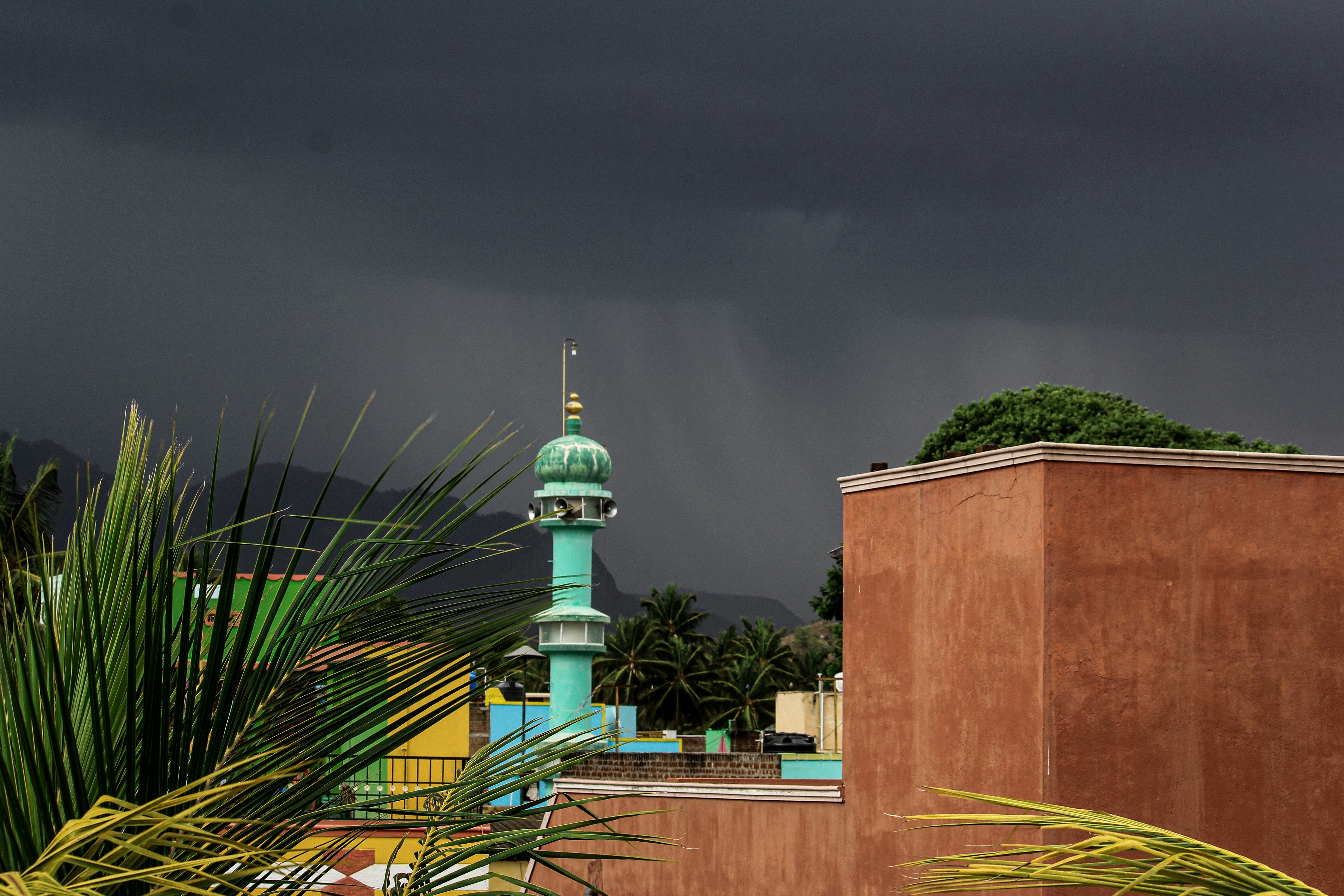 blaues und braunes Betongebäude