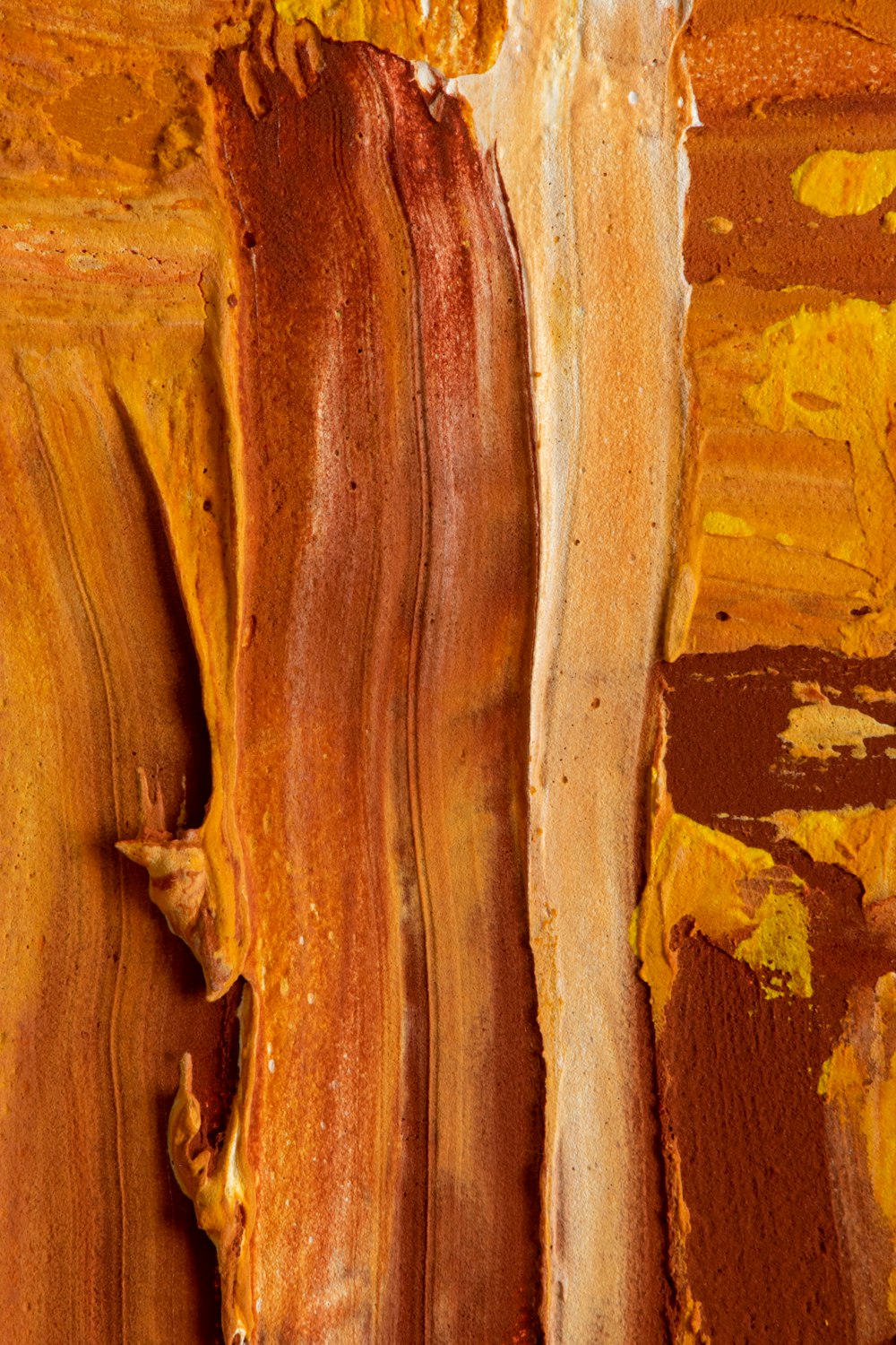 un pedazo de madera que es marrón y amarillo