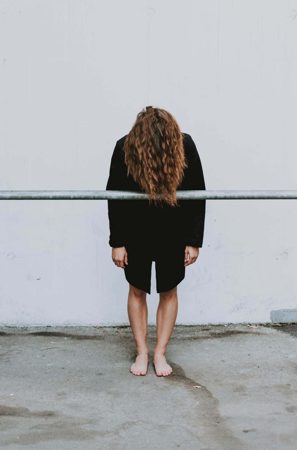 Mujer con vestido negro de manga larga