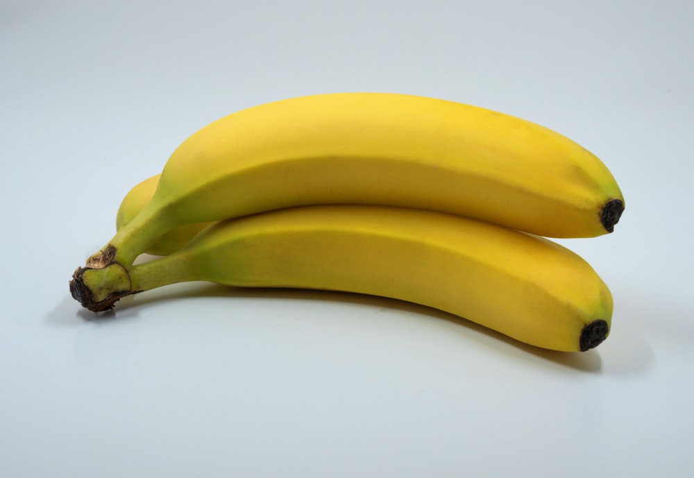tres frutos de plátano sobre fondo blanco