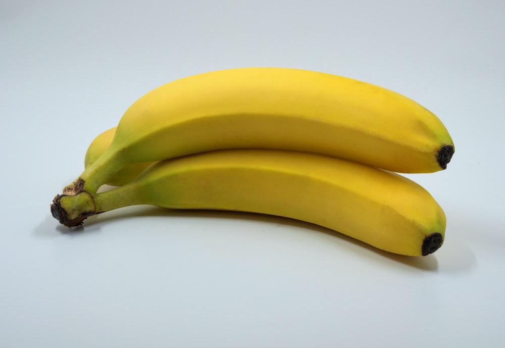 tre frutti di banana su sfondo bianco