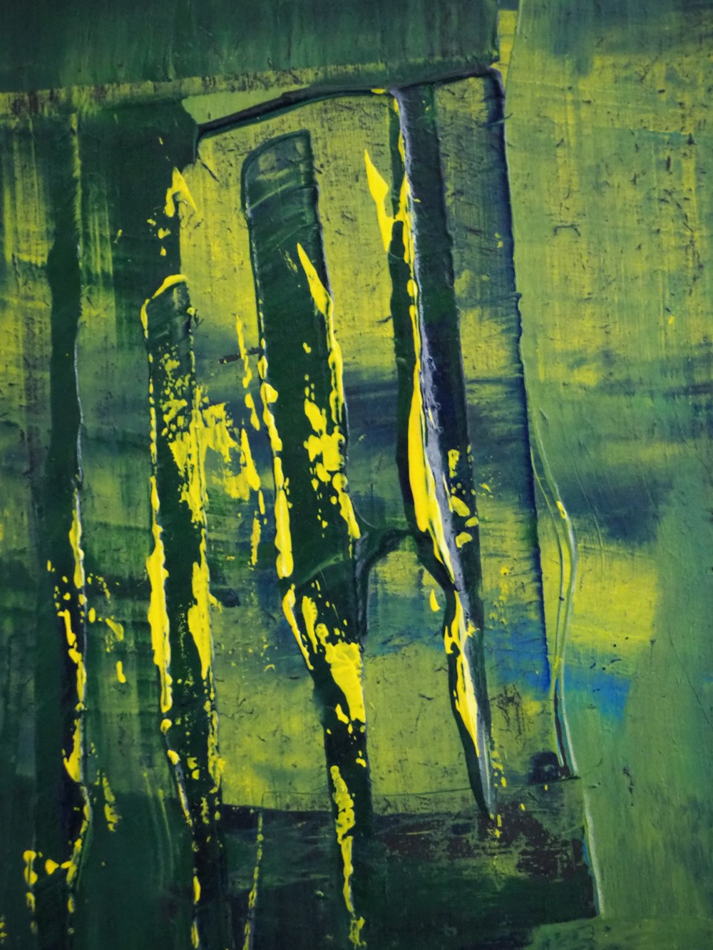 Un dipinto astratto di colori verdi e gialli