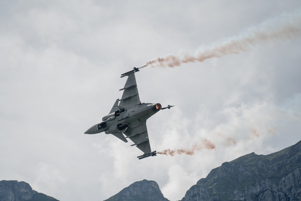 graues Flugzeug unter weißen Wolken