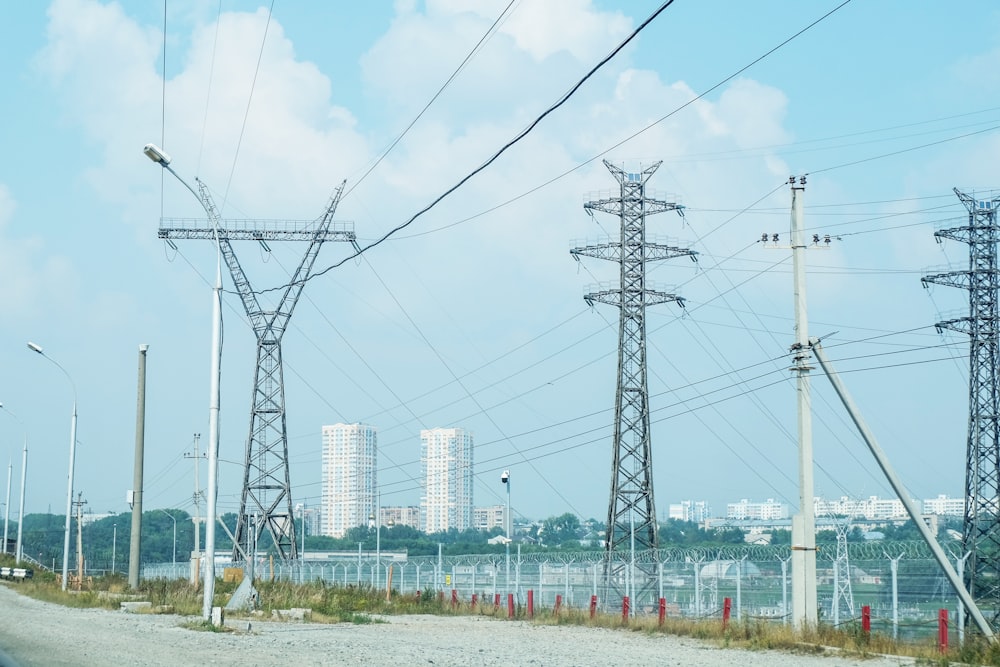 Torres eléctricas de metal gris