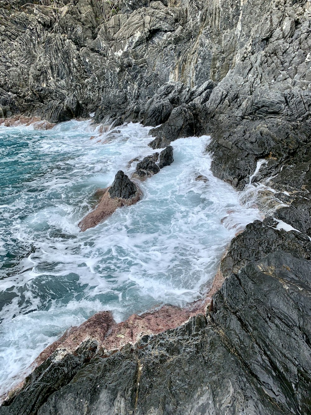 Formaciones rocosas cerca del cuerpo de agua durante el día