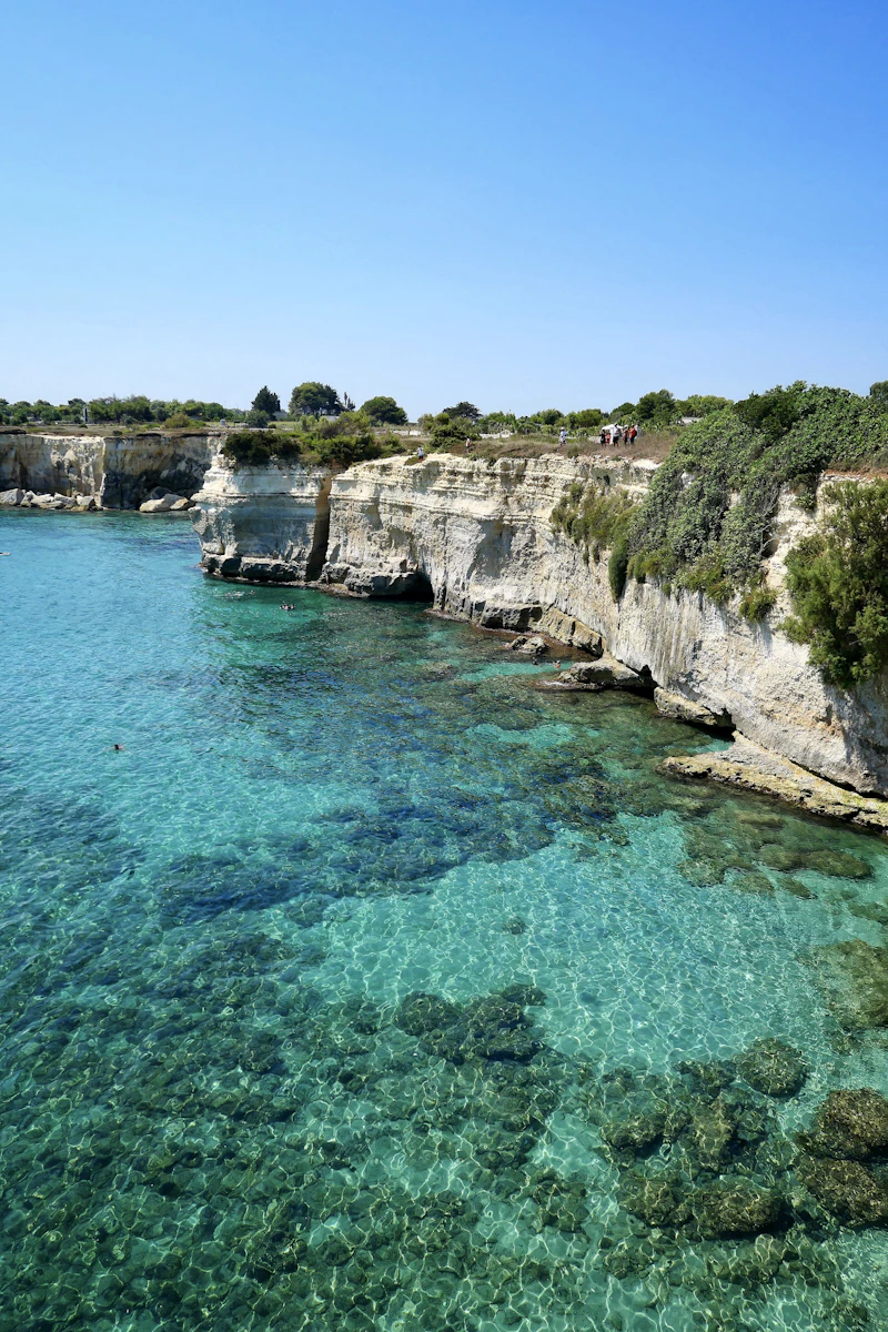 Scogliere bianche del Salento con acque cristalline