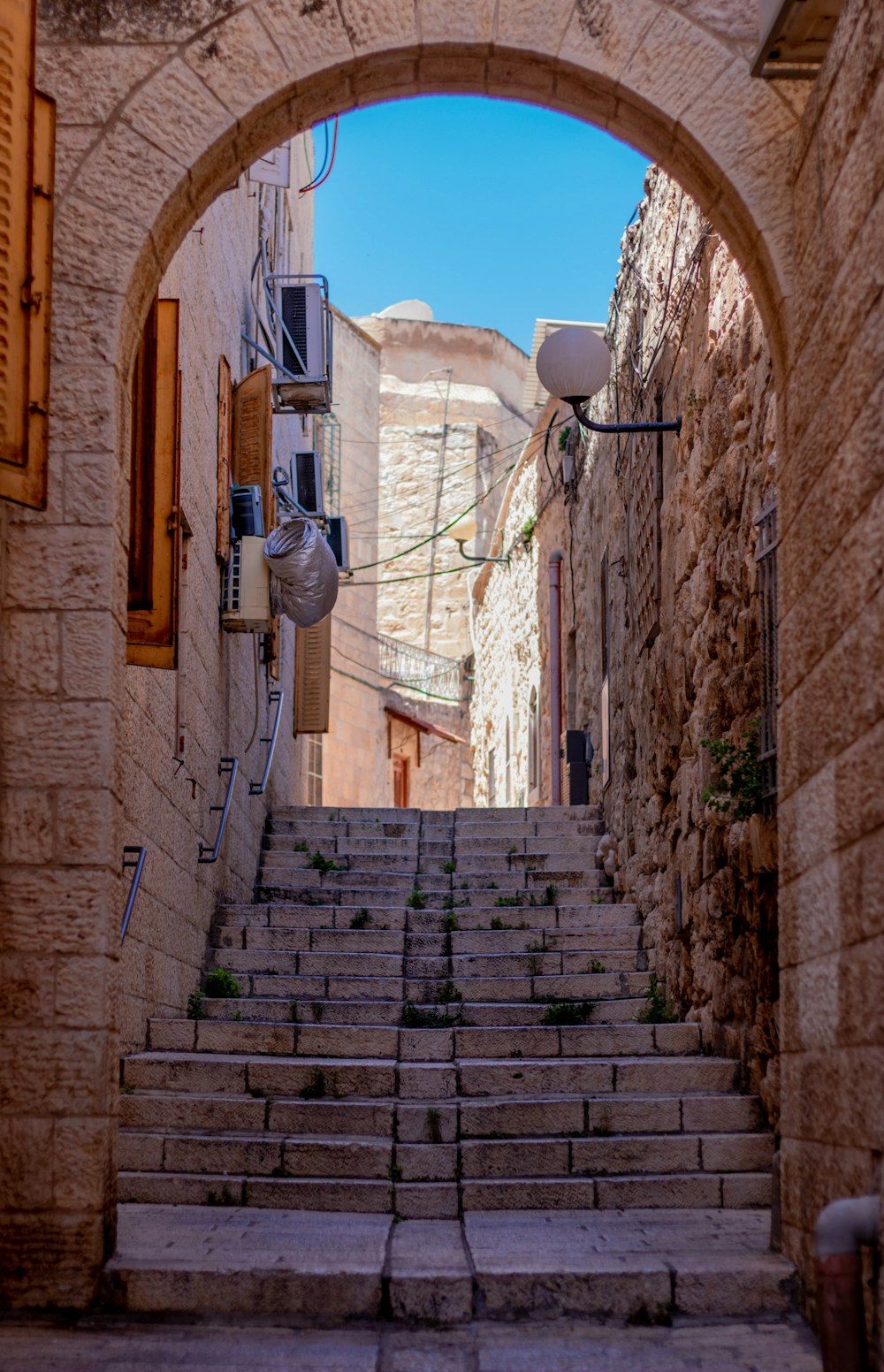 eine schmale Gasse mit Steintreppen, die zu einem Gebäude führen