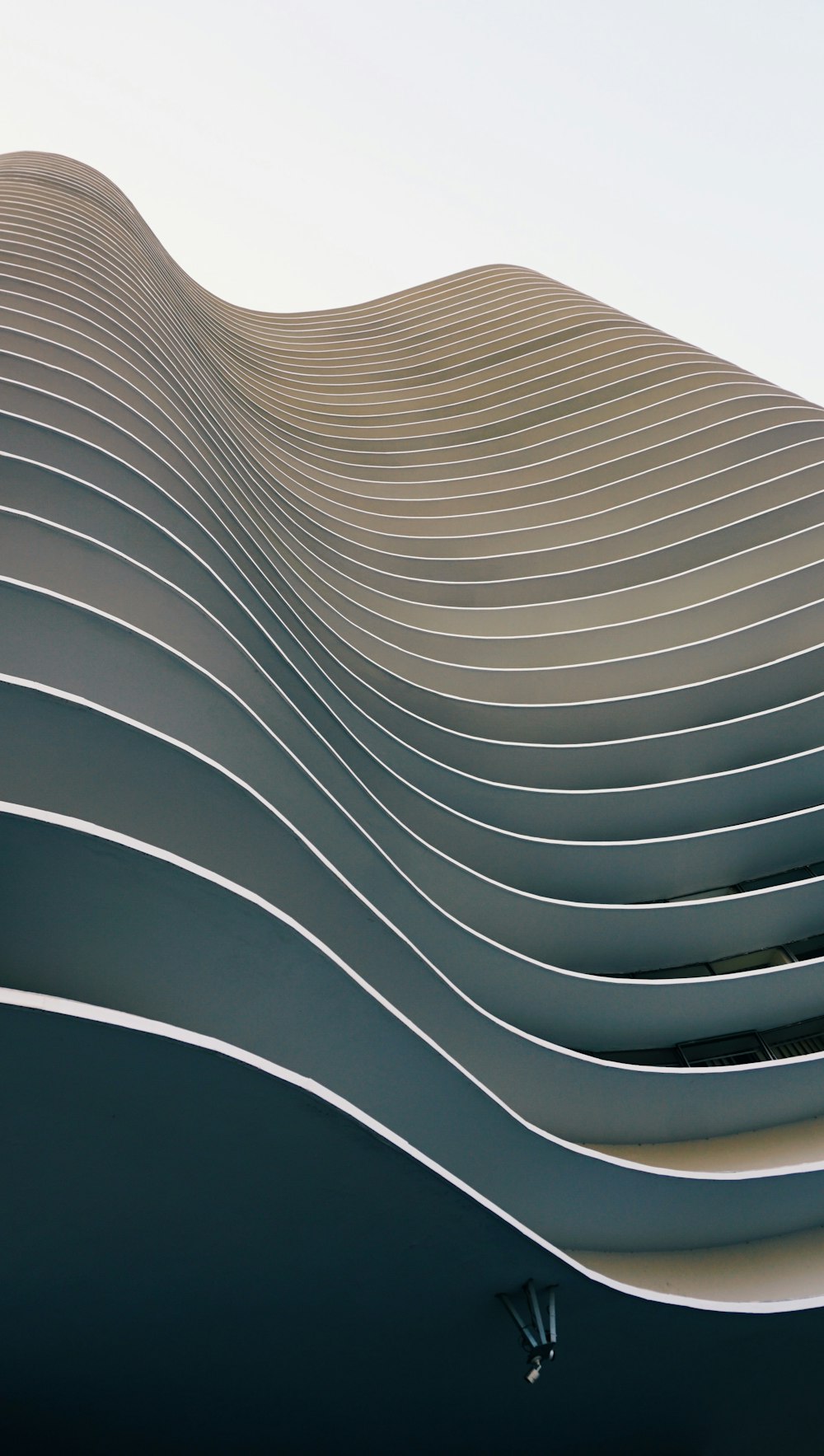 Photographie en contre-plongée d’un bâtiment en béton blanc