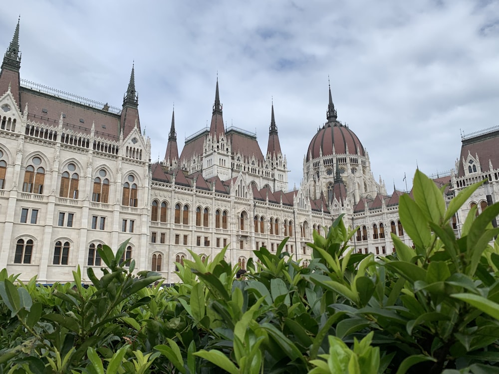 Fotografía de ángulo bajo de un edificio de hormigón marrón con torres bajo el cielo nublado