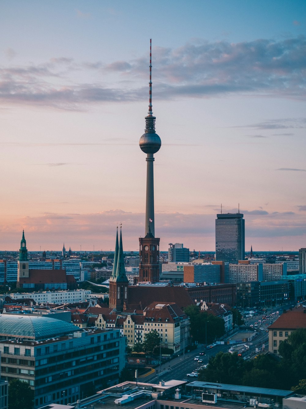 Nadelturm zwischen kleinen Gebäuden