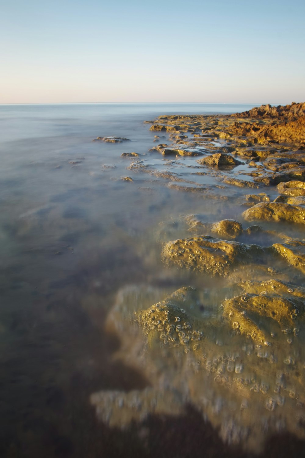 specchio d'acqua durante il giorno