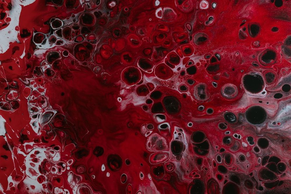 Une peinture rouge et noire avec beaucoup de bulles