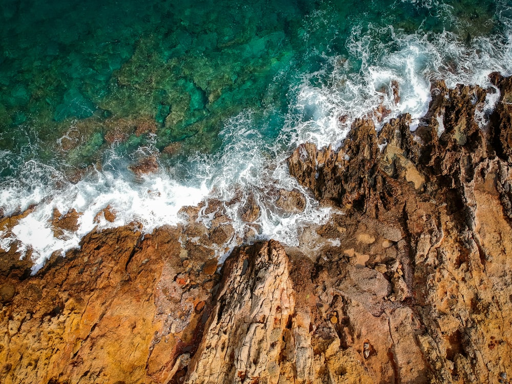 splashing of waves on seashore during daytime