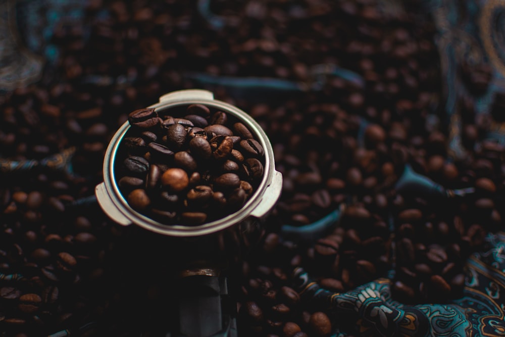 grains de café bruns dans un récipient rond