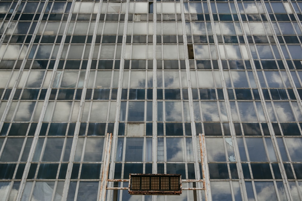 grey high-rise concrete building