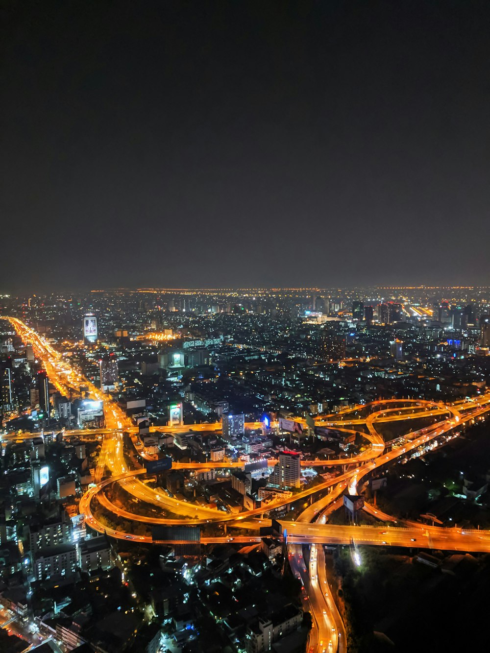 Vue de dessus des routes éclairées entre les bâtiments la nuit