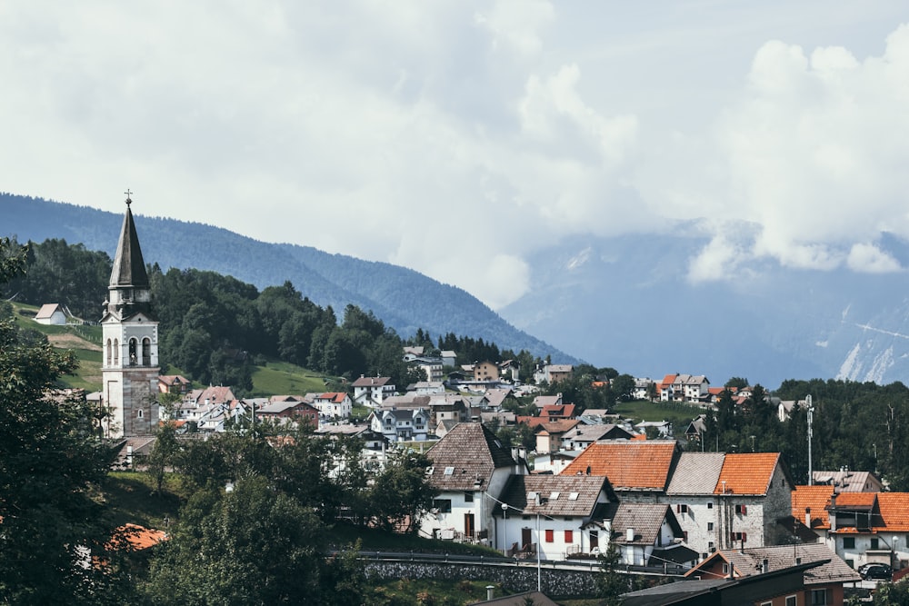 Luftaufnahme von Gebäuden unter bewölktem Himmel