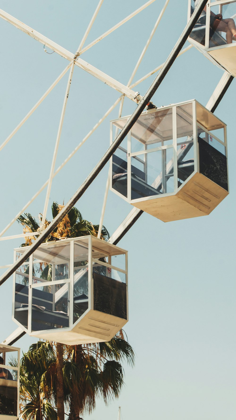 Ferris wheel during day