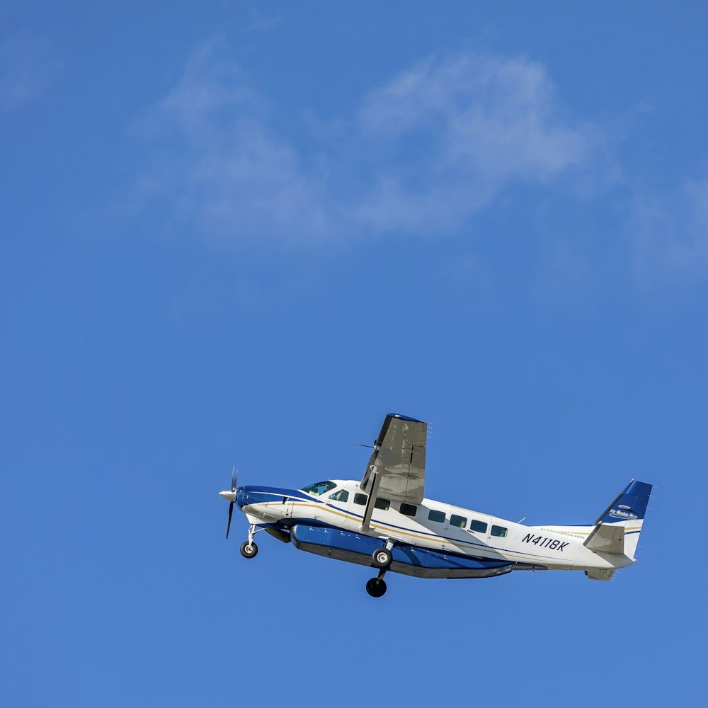 white and blue N4118K plane