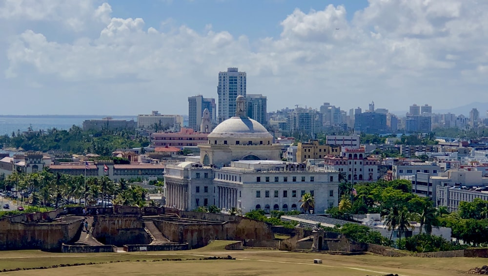 Foto aérea de los edificios de la ciudad bajo el cielo nublado