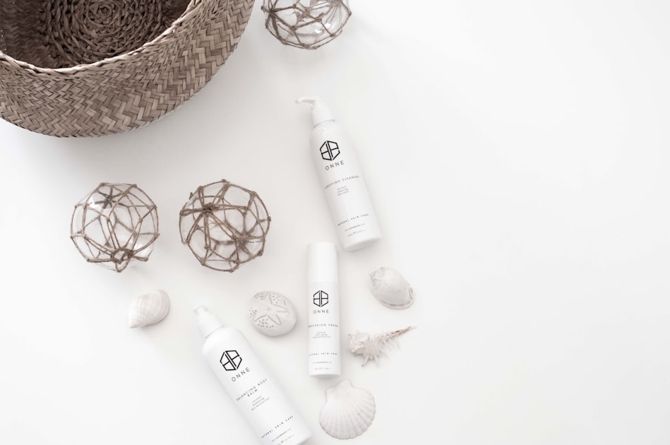 Frascos brancos de cosméticos em fundo neutro