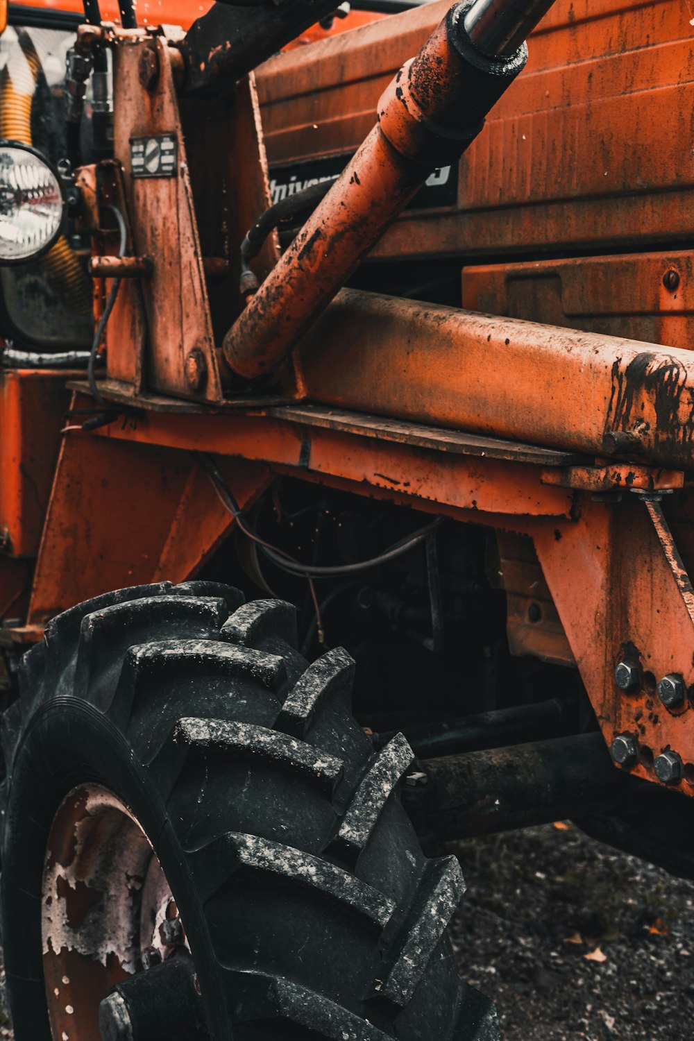 tracteur rouge et noir