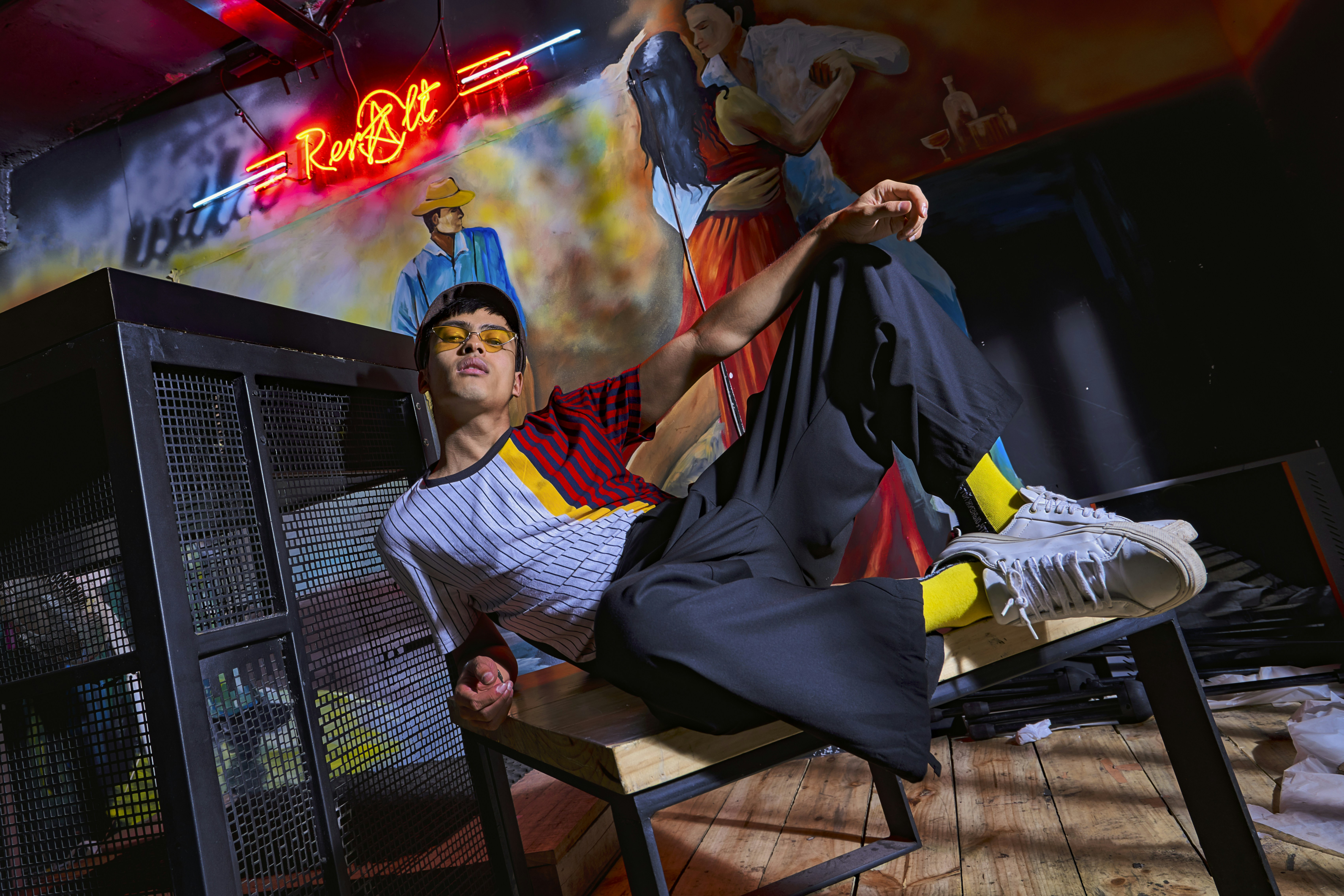 Mann trägt blau-rotes T-Shirt mit Rundhalsausschnitt