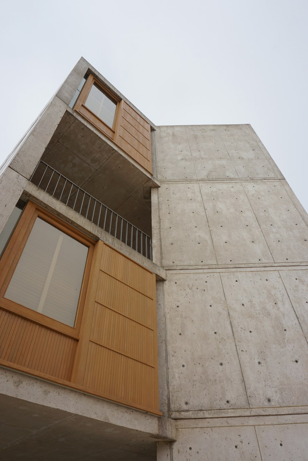 Edificio marrón y blanco