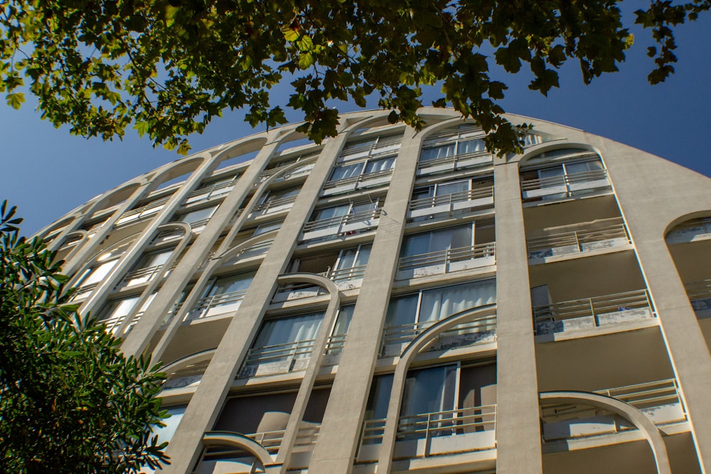 Fotografía de ángulo bajo de un edificio de varios pisos gris y marrón durante el día