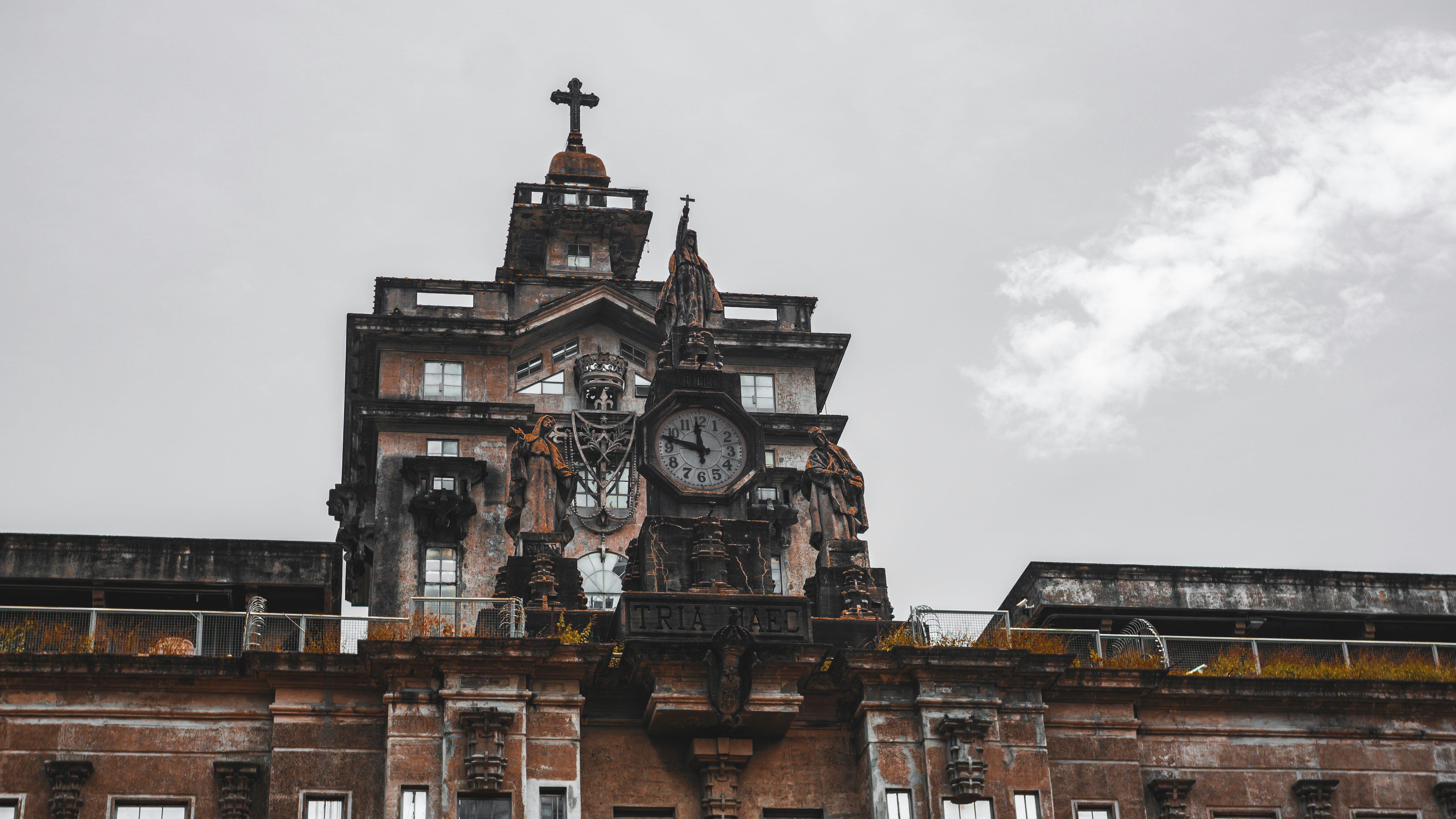 Un gran edificio con un reloj en la parte superior
