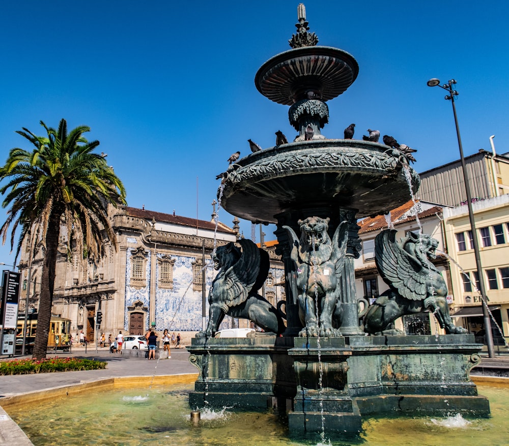 fontaine d’eau noire et grise