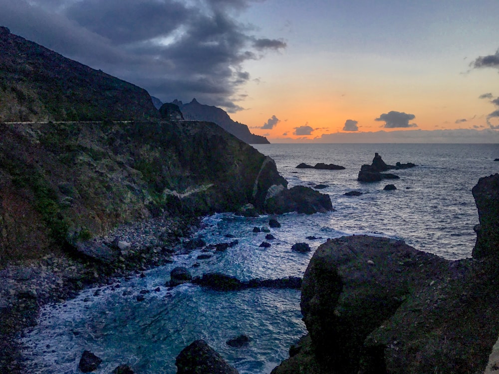 Isla de las Montañas Rocosas durante el día