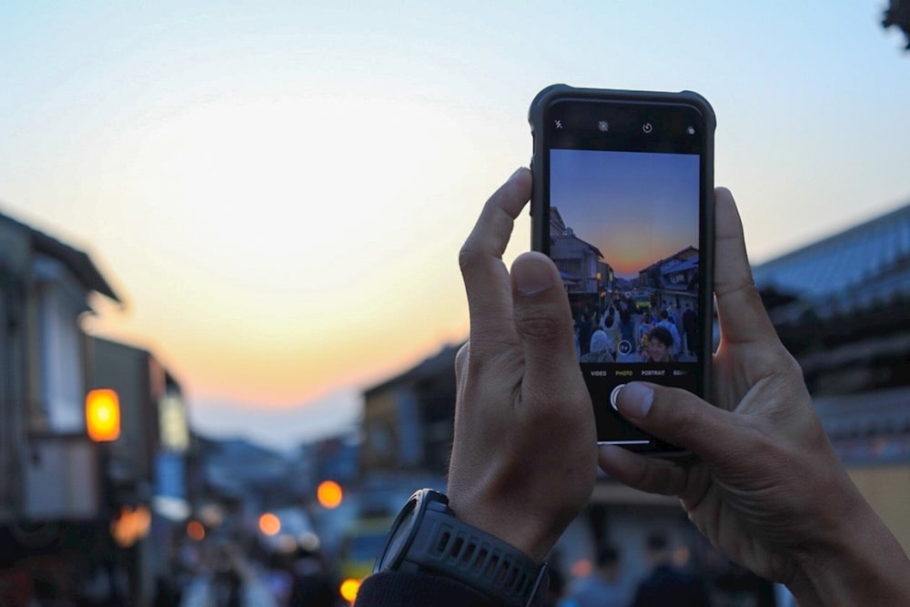 スマートフォンを使用している人物の浅い写真