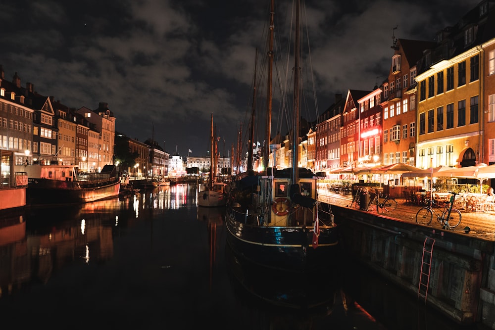 bateau garé à côté du quai