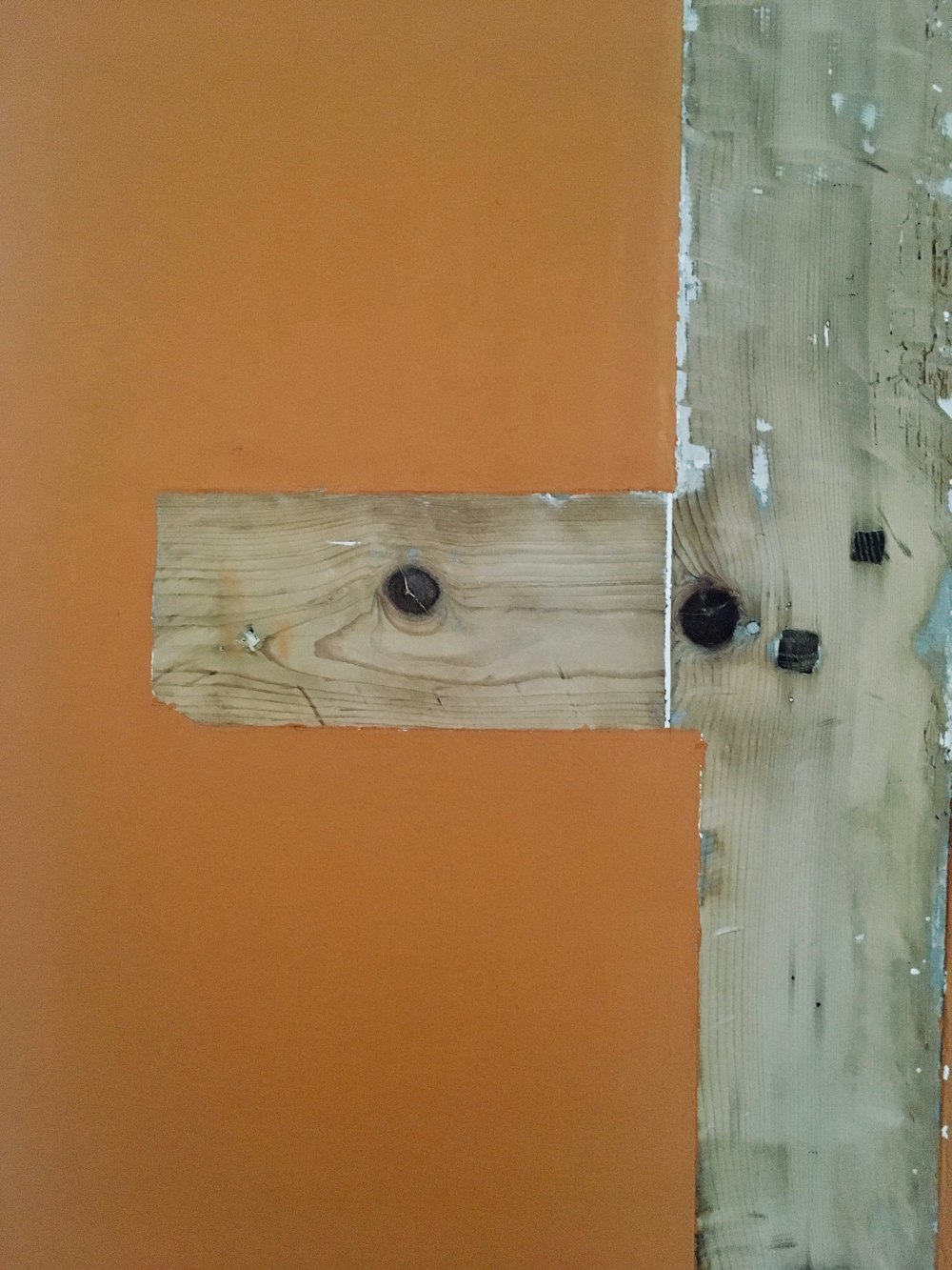 Un primo piano di una croce di legno su un muro