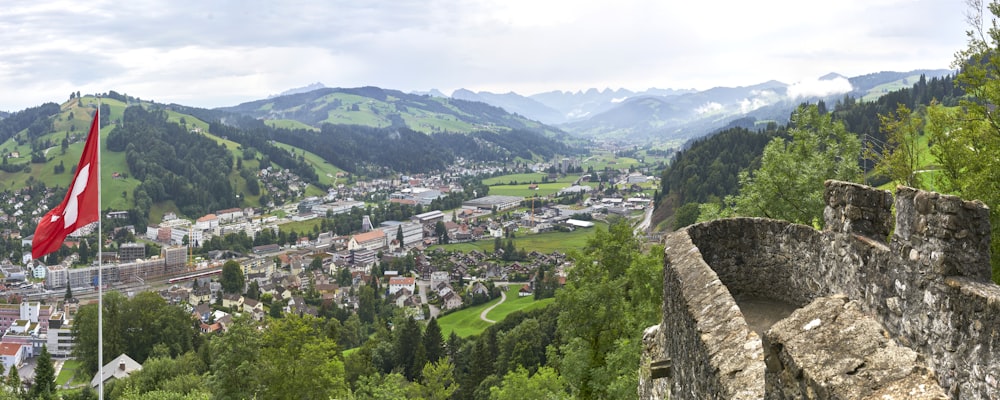 Una vista di una città e una bandiera sulla cima di una collina