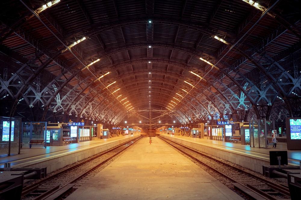 dentro da estação de trem