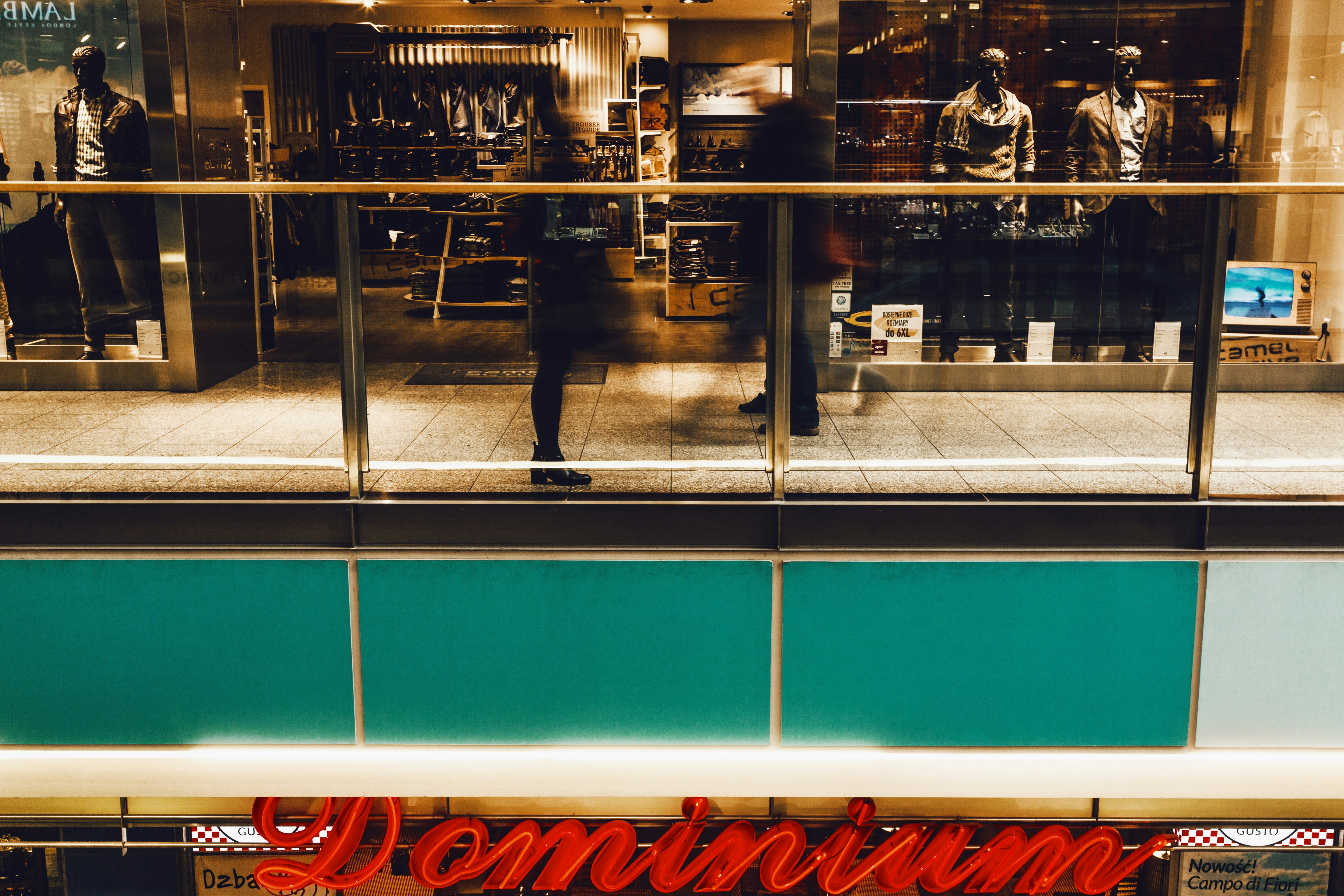 Photographie timelapse d’une personne marchant